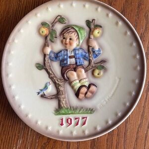 Vintage 1977 M.J. Hummel Porcelain Annual Collector Plate. Apple Tree Boy
